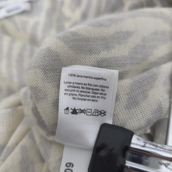 Vineyard Vines Superfine Merino Wool Animal Print V-Neck Sweater, size XS - Picture 12 of 13